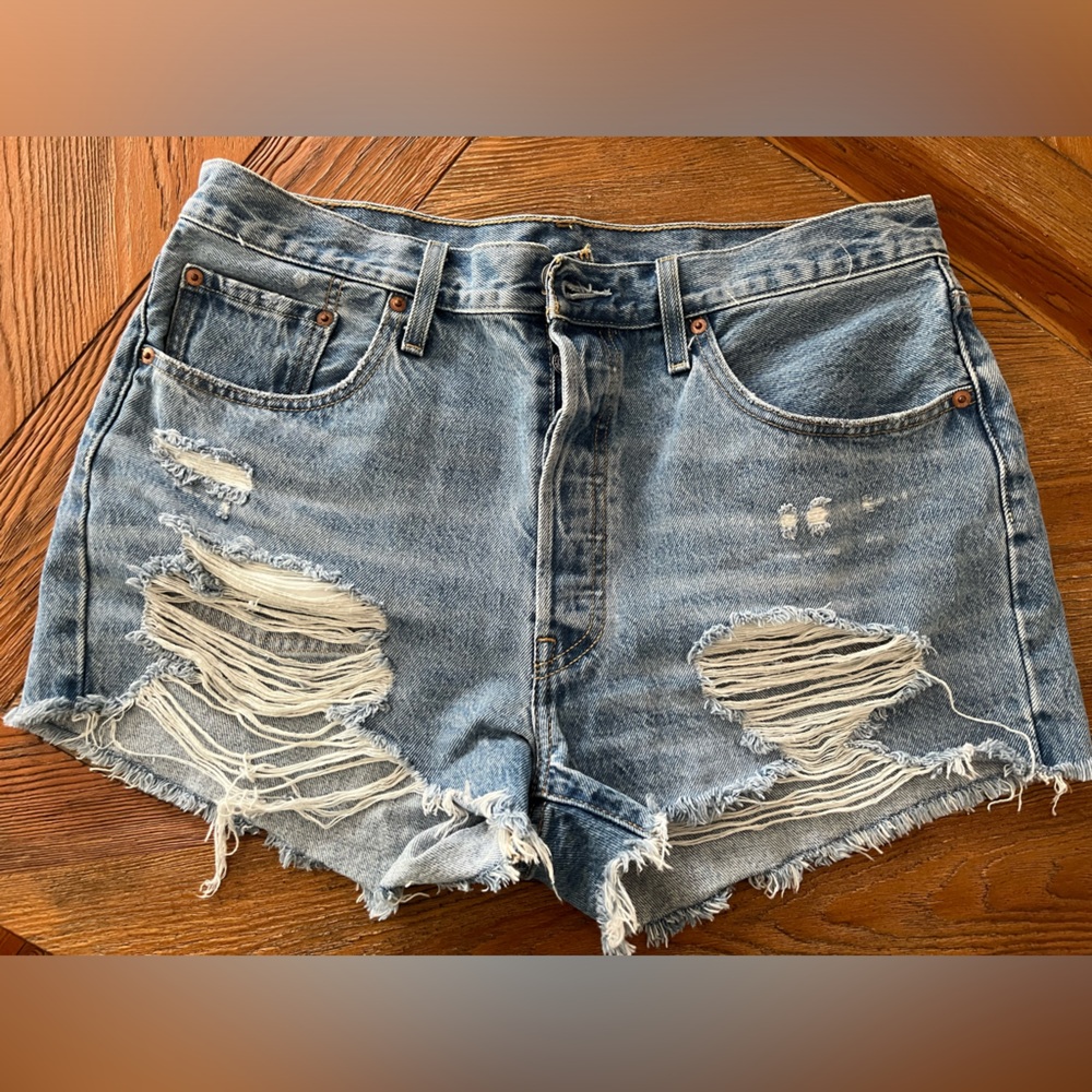 NWOT Levi’s 501 high rise cut off shorts in size 32